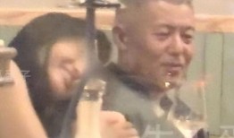 两个男网红吃瓜视频,两位男网红同框吃瓜，揭秘娱乐圈幕后真相